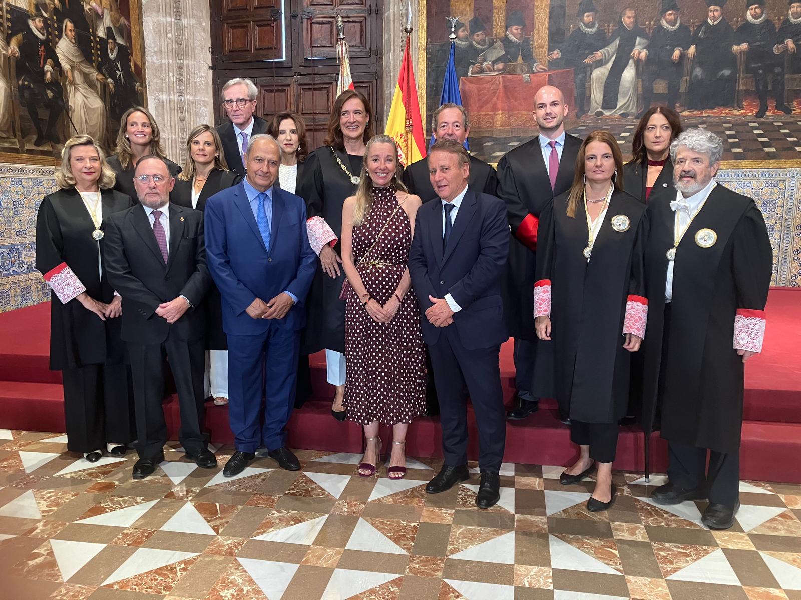 Ana Clara Villanueva ha asistido hoy al acto conmemorativo del 30 aniversario de la creación del Consell Jurídic Consultiu de la Comunitat Valenciana, celebrado en el Palau de la Generalitat, en un emotivo encuentro cuyo acto central ha sido el discurso de su presidenta, Margarita Soler Sánchez, y que ha reunido a representantes institucionales y de diferentes órganos consultivos autonómicos. La presencia de la presidenta del Consejo de Navarra se enmarca en la relación de colaboración y cooperación que mantienen los órganos consultivos de las comunidades autónomas, que comparten la función de prestar asesoramiento jurídico a sus respectivas instituciones.